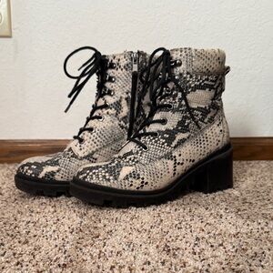 Madden Girl Cream Black Snakeskin Combat Boots Size 8.5 Lace Up Zip Chunky Heel